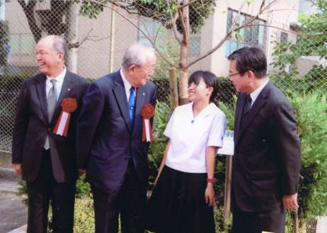 講演のため訪れた母校・鹿児島玉龍高校で、生徒代表と語らう稲盛和夫さん＝２０１４年１０月、鹿児島市の同校