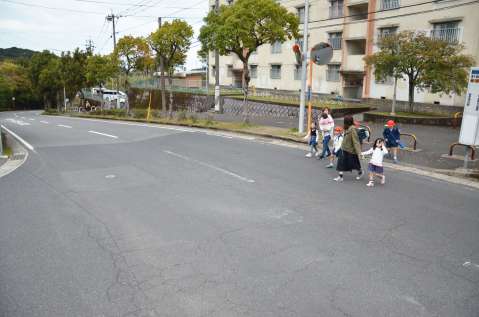 横断歩道のない交差点を渡る児童ら＝１６日、鹿児島市星ケ峯４丁目