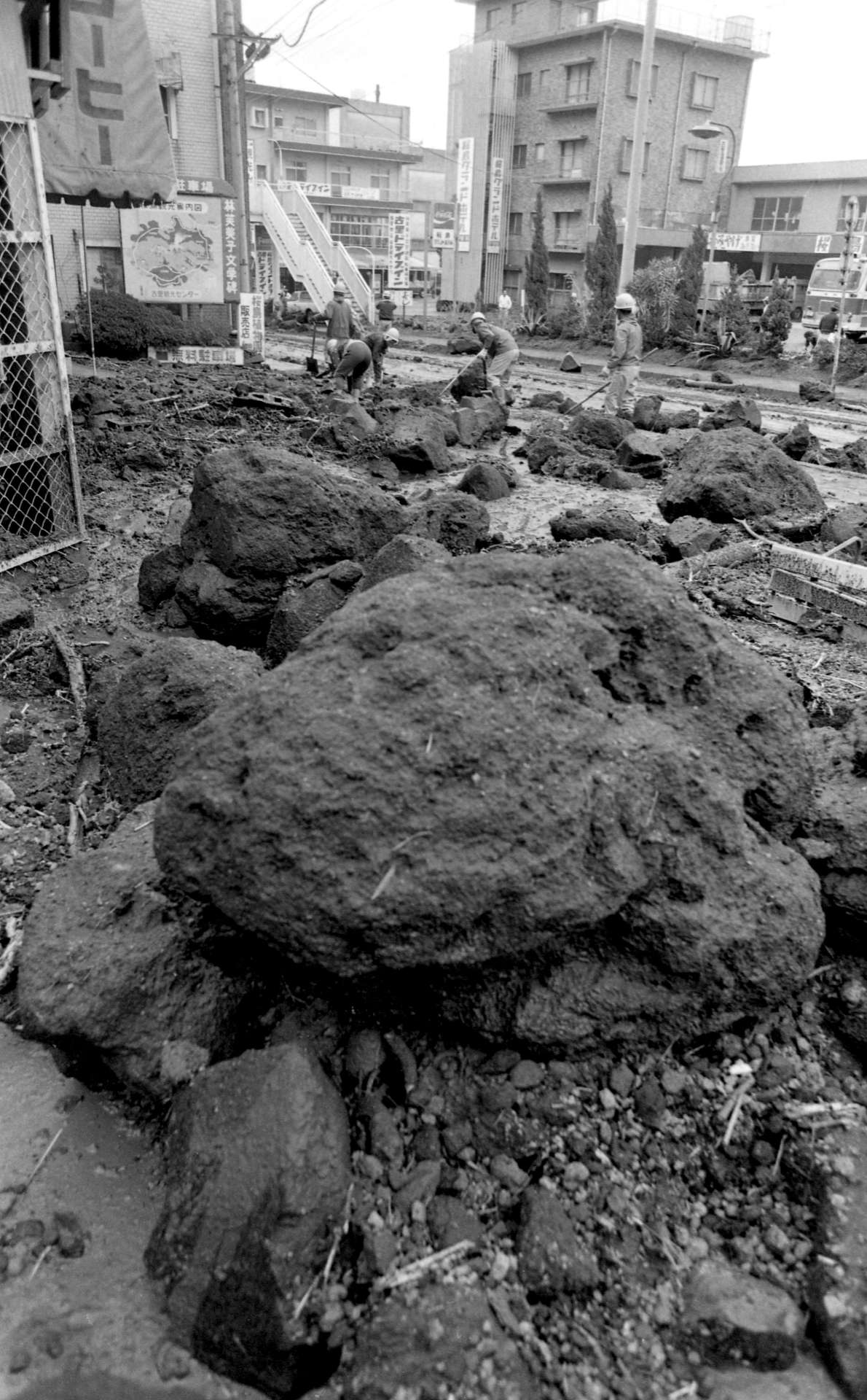 鹿児島市古里町で大雨による土石流発生、雷のような音で大きな石が流れ込んだ桜島の古里温泉街＝１９８３（昭和５８）年２月２日