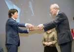盛和塾世界大会２０１７で経営体験を発表し、稲盛和夫さんから賞状を受け取る松山幸右社長＝２０１７年７月、横浜市（松山さん提供）