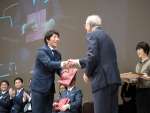 盛和塾世界大会２０１７で経営体験を発表し、稲盛和夫さんと握手する松山幸右社長＝２０１７年７月、横浜市（松山さん提供）