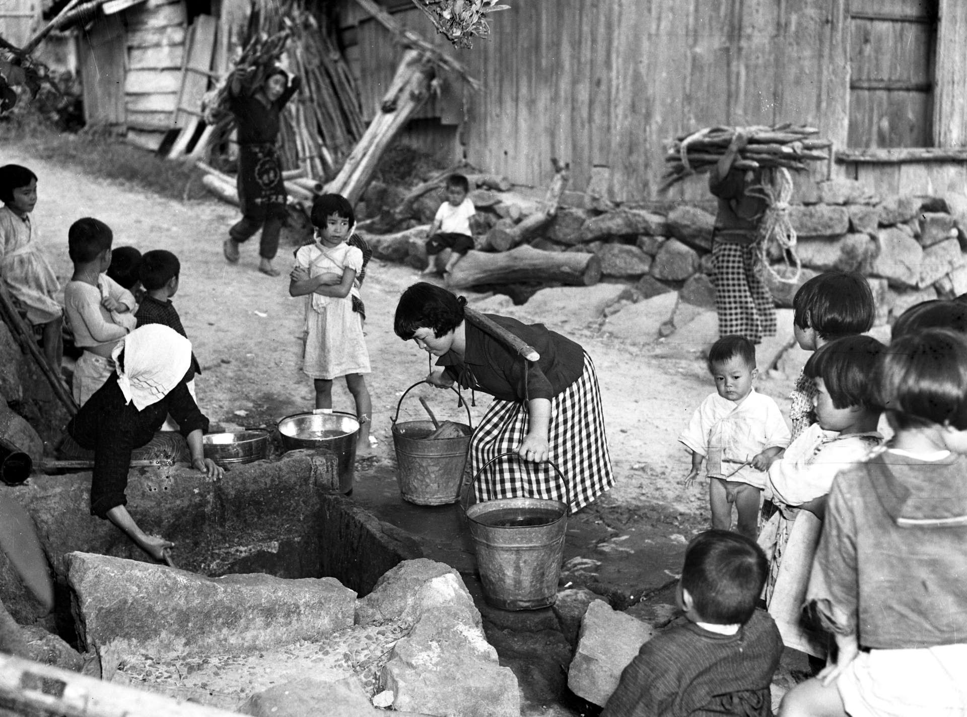 井戸もなく、住民約３０戸が湧水へ水くみに通う＝１９５５（昭和３０）年１０月１３日、阿久根市大川鈴木段