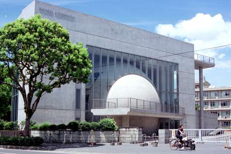 鹿児島大学にある稲盛会館。卵形ホールが特徴