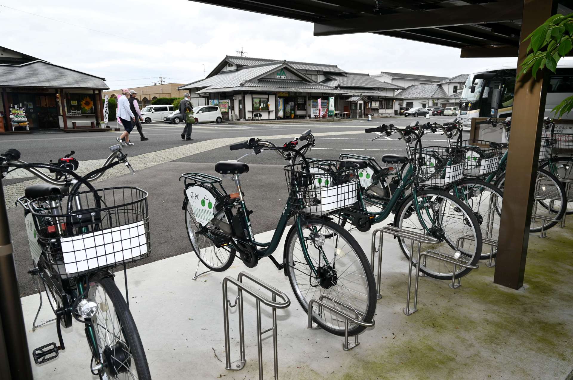 南九州市の電動アシスト自転車シェアサイクル「茶巡（チャーリー）」＝２１日、同市の知覧平和公園
