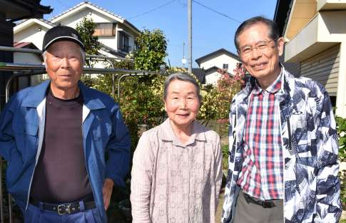 熊本県玉名市に残る薩軍兵の墓石を調査した宮川英明さん（右）と弓場廣行さん（左）、大内山節子さん＝４月、姶良市加治木