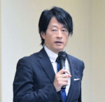旧統一教会問題について解説する鈴木エイト氏＝鹿児島市のサンプラザ天文館