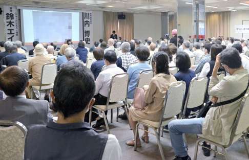 【会場風景】鈴木エイト氏の説明に耳を傾ける参加者＝鹿児島市（画像は一部加工しています）