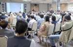 【会場風景】鈴木エイト氏の説明に耳を傾ける参加者＝鹿児島市（画像は一部加工しています）