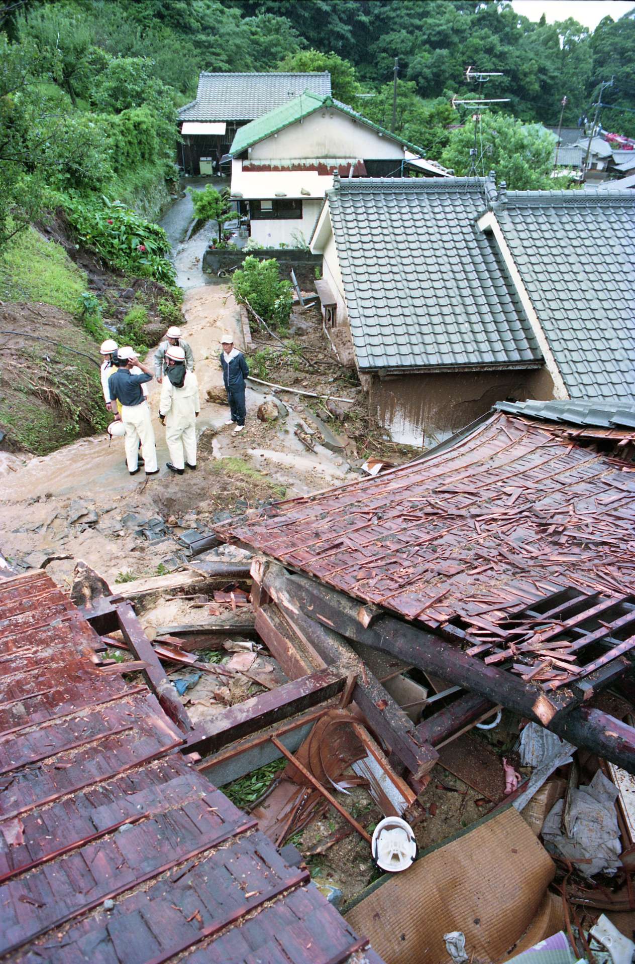 土石流の直撃で家が崩壊し、母と娘２人の命が奪われた現場＝１９９３年７月７日、指宿市山川