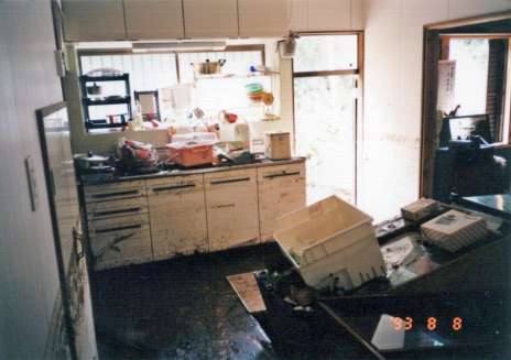 濁流が流れ込んだ自宅台所＝１９９３年８月、鹿児島市小山田町（福村宇吉さん提供）