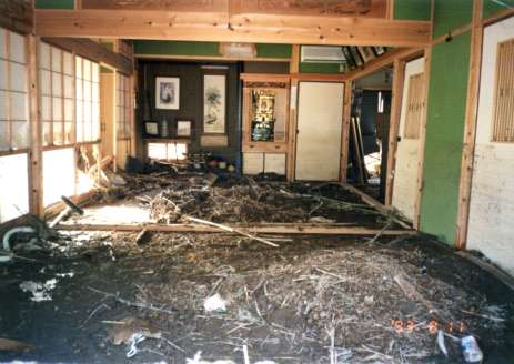 濁流が流れ込んだ自宅仏間＝１９９３年８月、鹿児島市小山田町（福村宇吉さん提供）