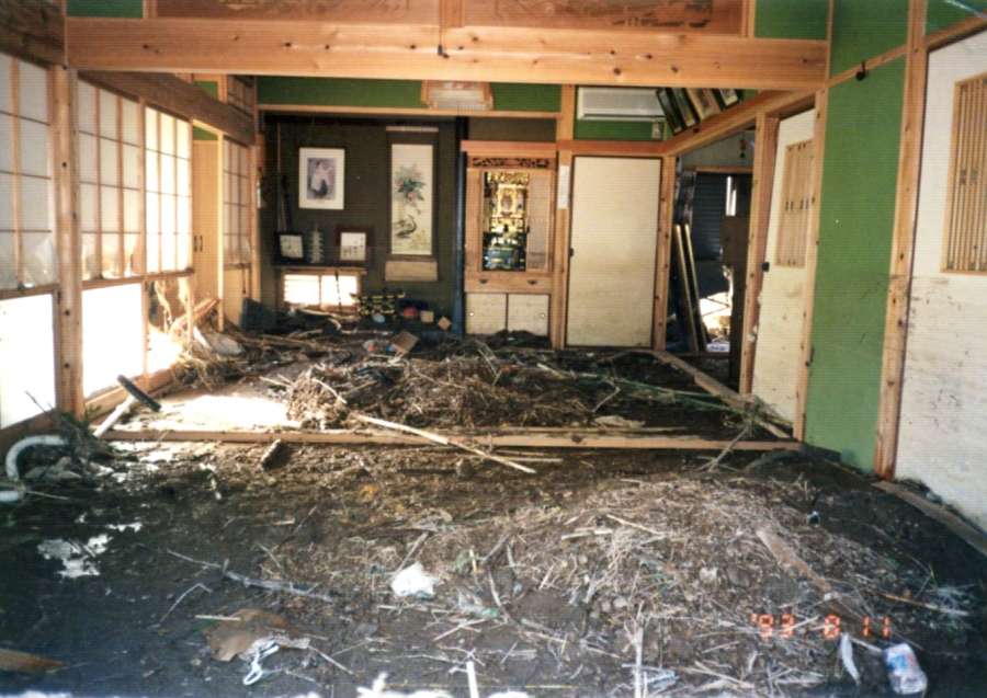 濁流が流れ込んだ自宅仏間＝１９９３年８月、鹿児島市小山田町（福村宇吉さん提供）
