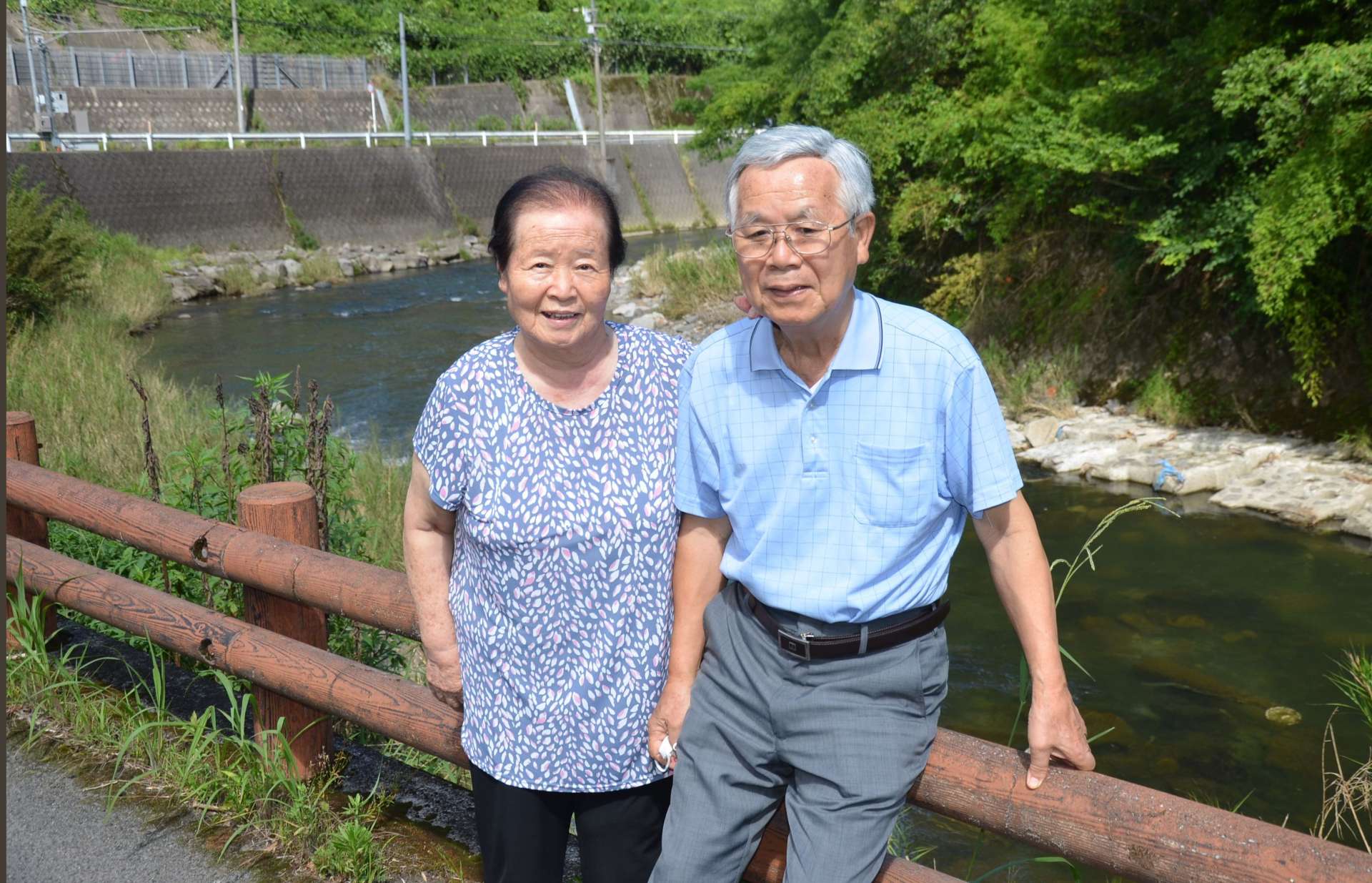 ８・６水害を振り返る福村宇吉さん（右）と妻のセツ子さん＝１３日、鹿児島市小山田町