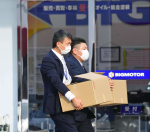 検査を終え資料を運び出す鹿児島運輸支局の職員＝２８日午後５時半、鹿児島市宇宿２丁目