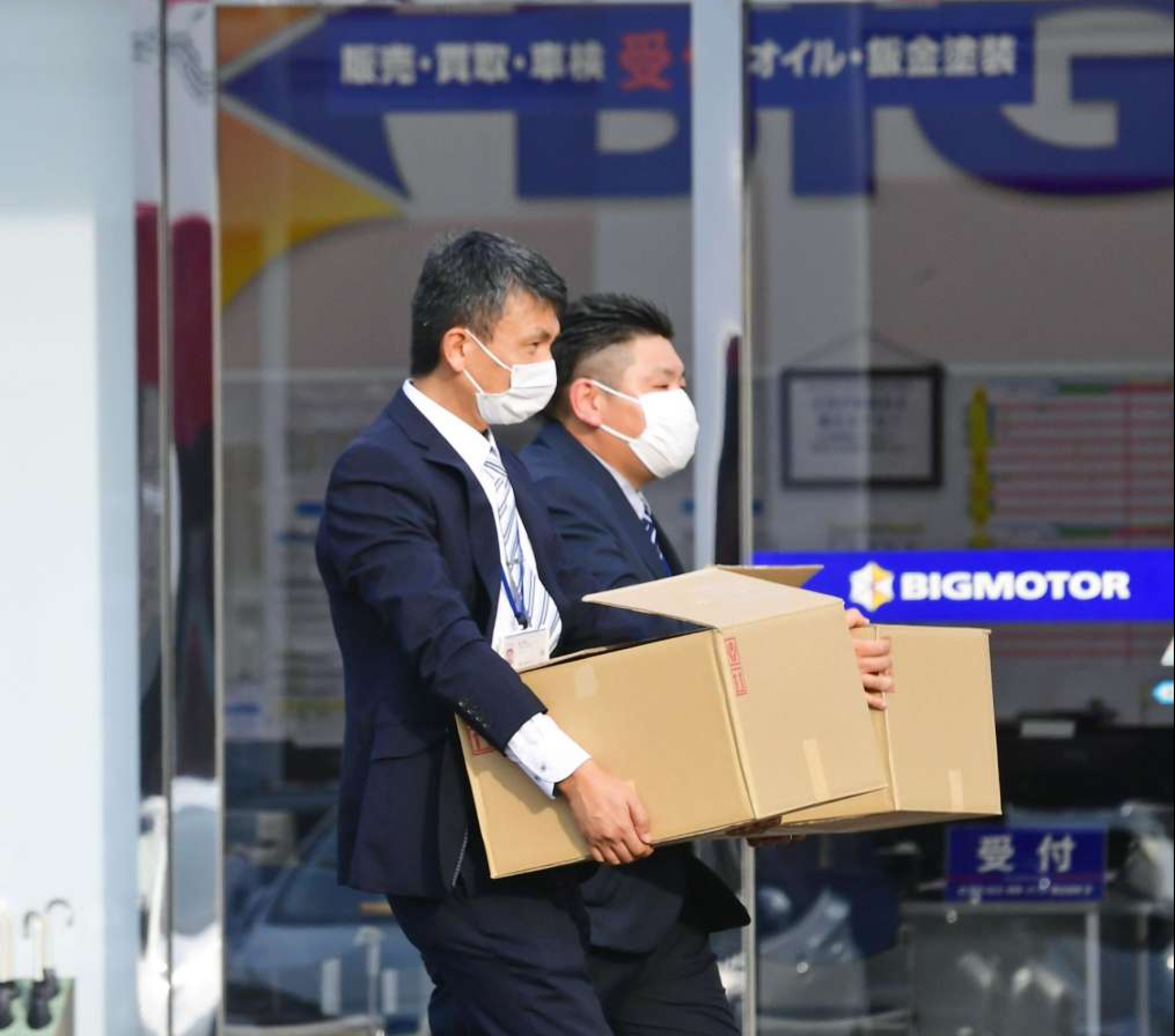 検査を終え資料を運び出す鹿児島運輸支局の職員＝２８日午後５時半、鹿児島市宇宿２丁目