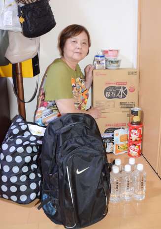 水に加え、非常用持ち出し袋などを備えている小原尚子さん＝７月１４日、熊本市東区