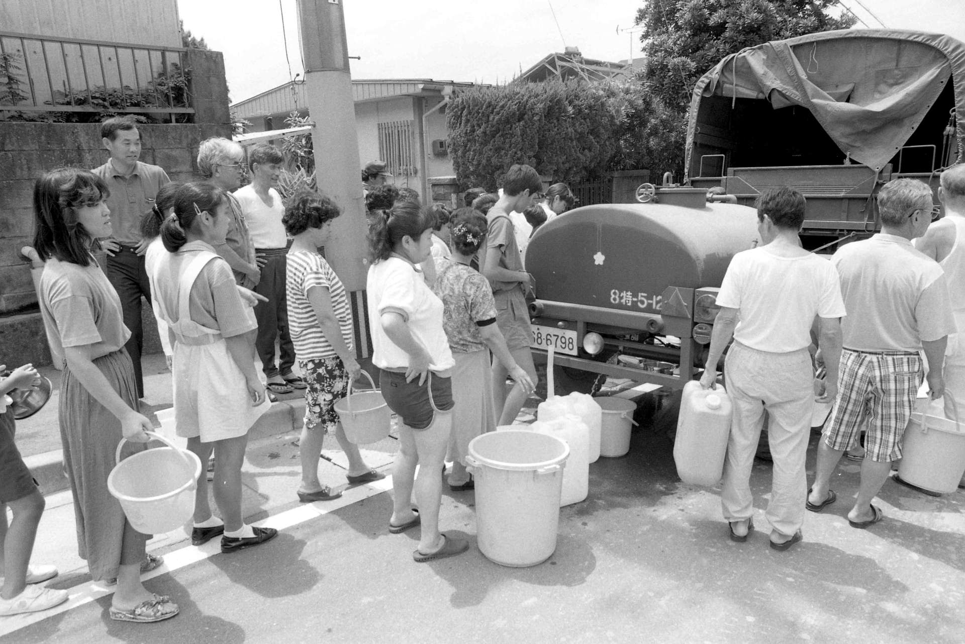 大規模な断水により給水車には住民の長い列ができた＝１９９３年８月８日、鹿児島市武岡２丁目