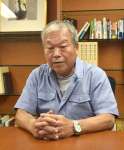 インタビューに答える増元照明さん＝７月２５日、東京・銀座の南日本新聞社東京支社