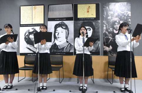特攻隊員の遺書を朗読する高校生＝１５日、南さつま市加世田高橋