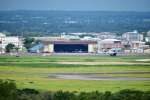 〈関連〉１機がオーバーランした米軍無人偵察機ＭＱ９の格納庫周辺＝２３日、鹿屋市の海上自衛隊鹿屋航空基地