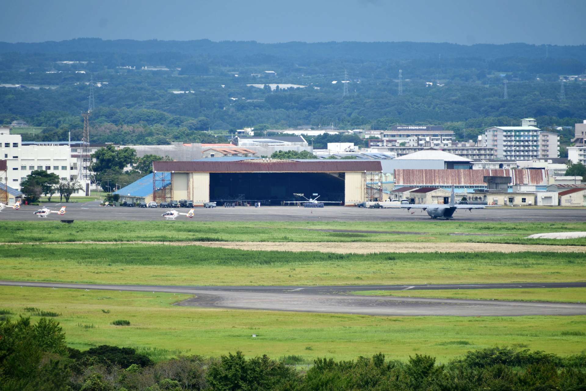 〈関連〉１機がオーバーランした米軍無人偵察機ＭＱ９の格納庫周辺＝２３日、鹿屋市の海上自衛隊鹿屋航空基地