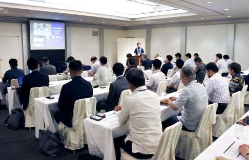 県外の塾との合同勉強会に臨む鹿児島盛経塾のメンバーら＝７月、那覇市（同塾提供）
