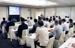 県外の塾との合同勉強会に臨む鹿児島盛経塾のメンバーら＝７月、那覇市（同塾提供）