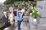 〈関連〉墓前で稲盛和夫さんをしのぶ鹿児島盛経塾メンバー＝２４日、鹿児島市の草牟田墓地