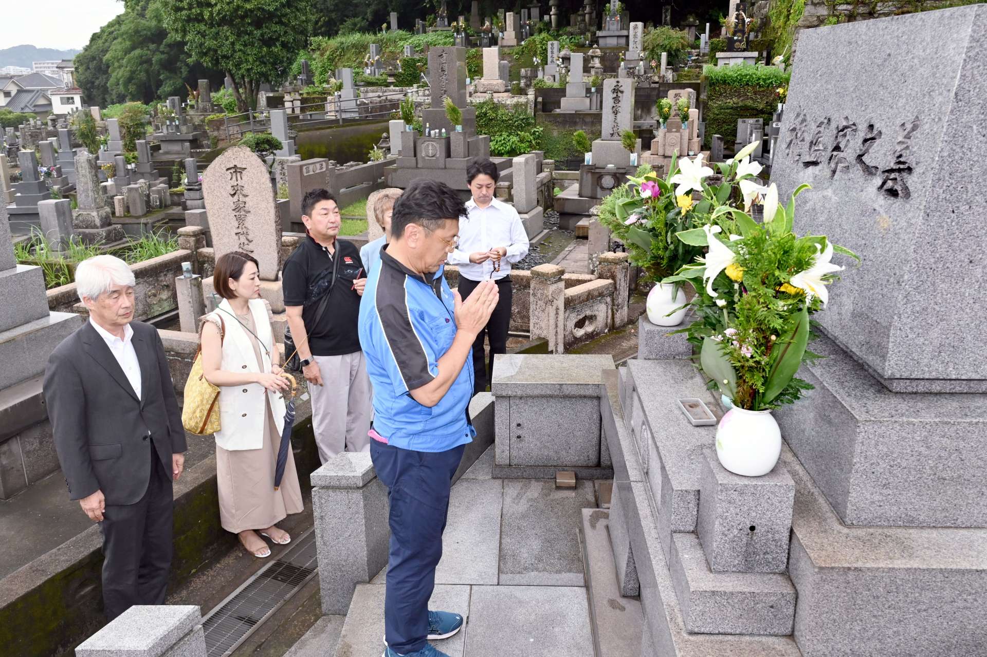 〈関連〉墓前で稲盛和夫さんをしのぶ鹿児島盛経塾メンバー＝２４日、鹿児島市の草牟田墓地
