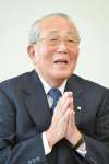 〈資料写真〉２０１５年７月、南日本新聞のインタビューで、「自分一人で生きているのではない」と周囲への感謝の大切さを語る稲盛和夫・京セラ名誉会長＝京都市伏見区