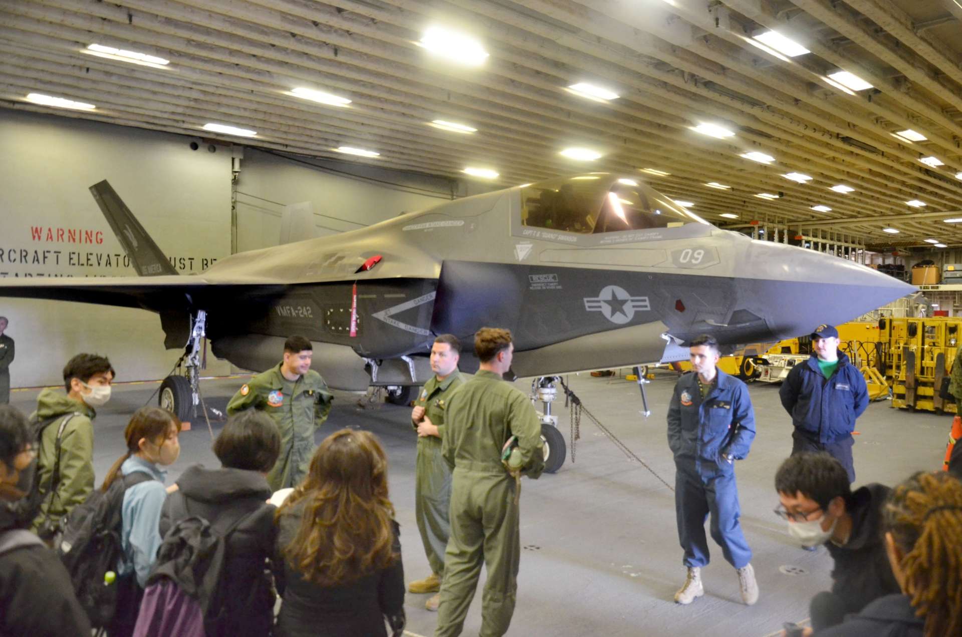 （資料写真）強襲揚陸艦アメリカ内に格納される最新鋭ステルス戦闘機Ｆ３５Ｂ