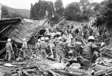 南さつま市金峰町大坂の扇山地区で発生した土石流で倒壊した民家＝１９９３年９月４日