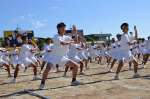 伝統の踊り「チンチンチャイナマイ」を元気よく披露する鹿児島商業高の生徒たち＝７日、鹿児島市西坂元町