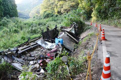撤去作業が始まり、解体された大型バス＝１１日、鹿児島市春山町の事故現場