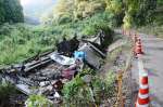 撤去作業が始まり、解体された大型バス＝１１日、鹿児島市春山町の事故現場