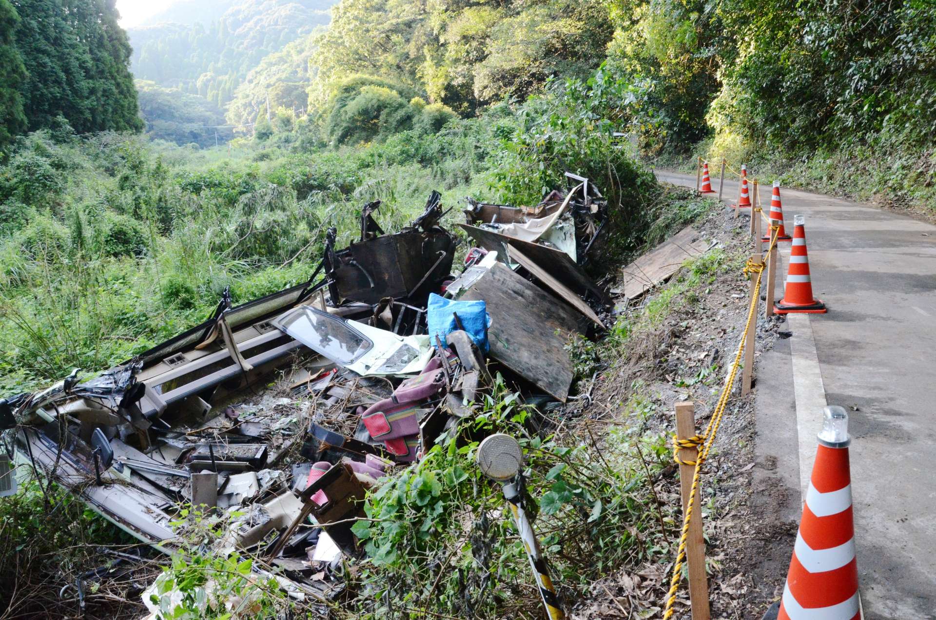 撤去作業が始まり、解体された大型バス＝１１日、鹿児島市春山町の事故現場