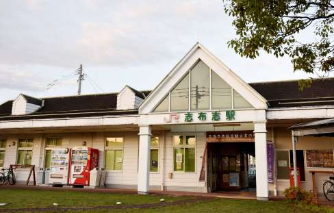 現在のＪＲ志布志駅。偶数月の第１日曜には駅前と隣のイベント広場で「ぽっぽマルシェ」が開かれる＝志布志市の同駅