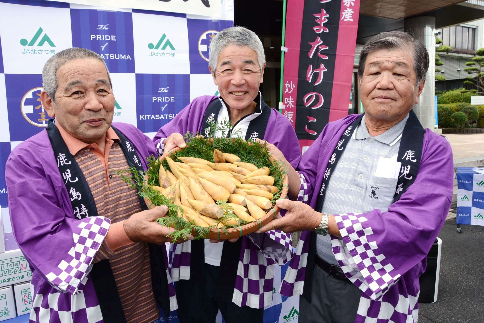 早掘りタケノコを手にする生産者＝１３日、さつま町虎居のＪＡ北さつま本所