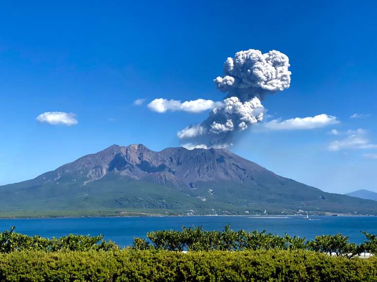 〈関連〉対岸の鹿児島市側から見た桜島。向かって左側の方が高く見える