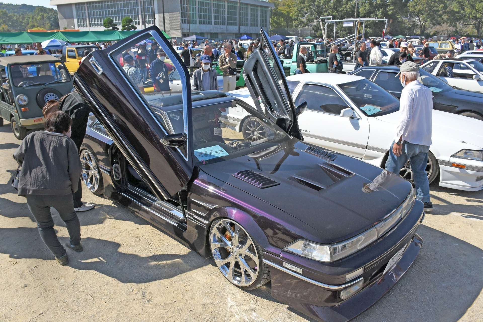 懐かしの車が並ぶ会場＝３日、出水市の野田運動場