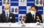 現役警察官の不祥事について回答する県警幹部＝２１日、鹿児島県警本部