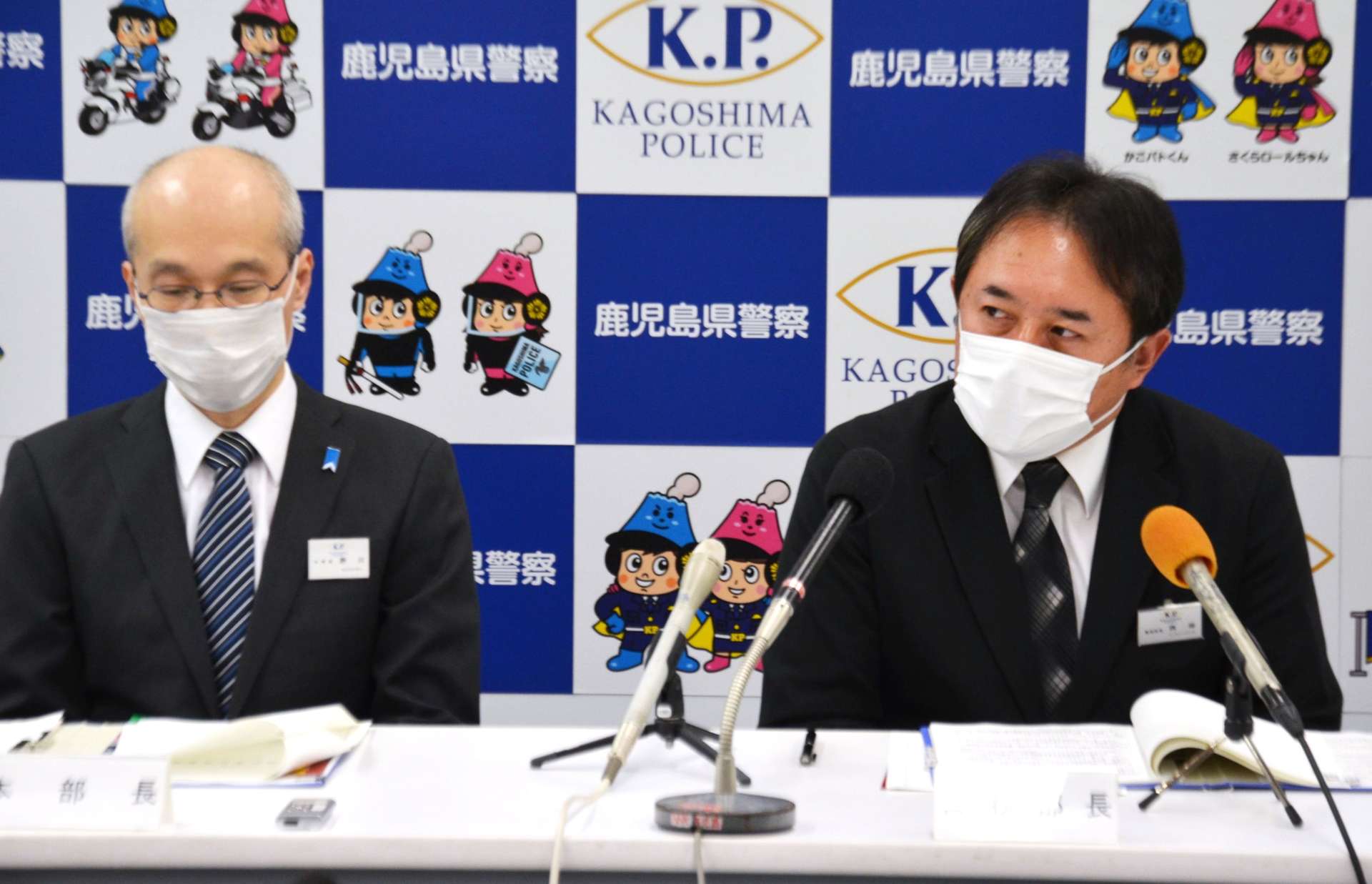 現役警察官の不祥事について回答する県警幹部＝２１日、鹿児島県警本部