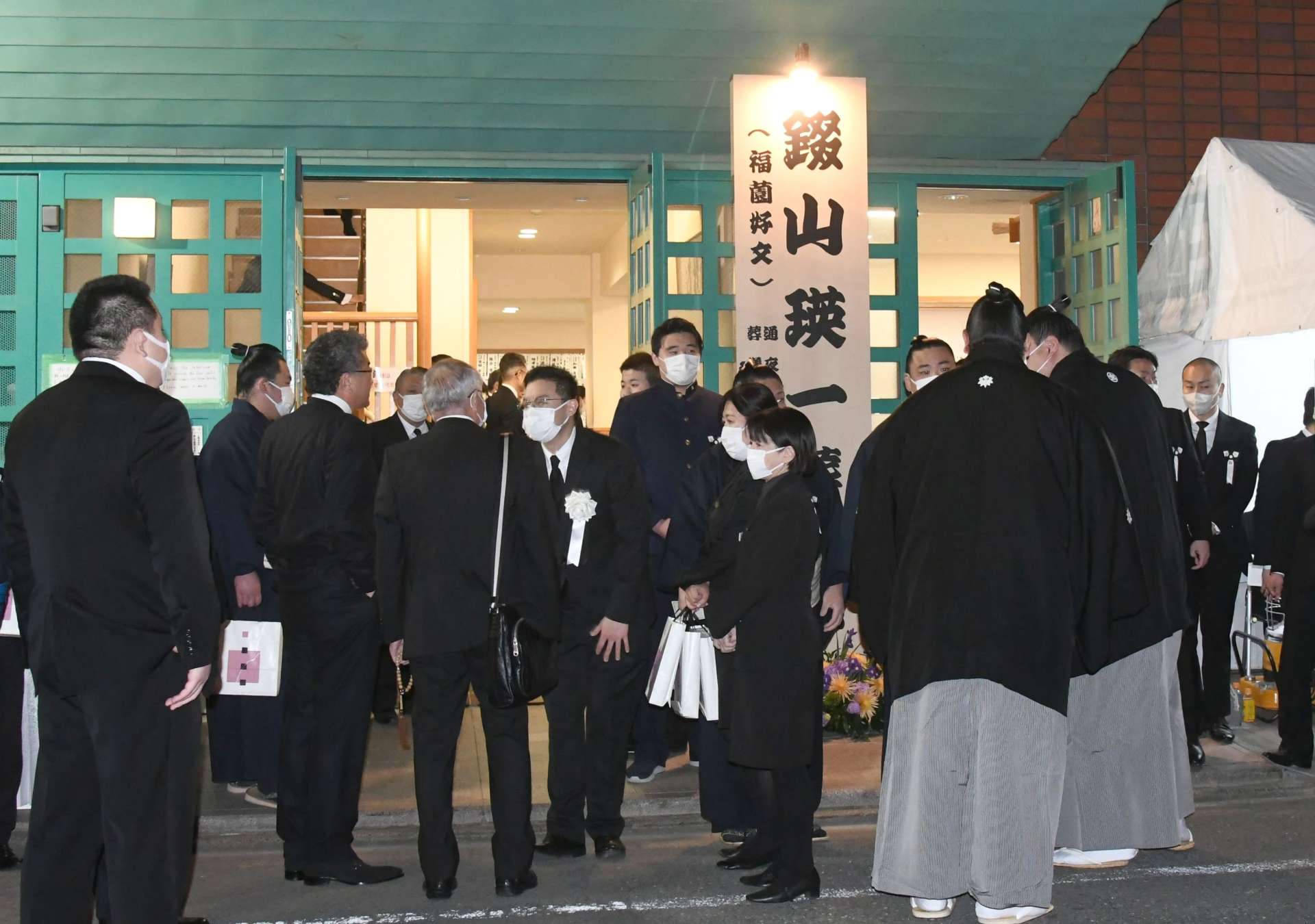 錣山親方の通夜に続々と参列する関係者や力士ら＝錣山部屋