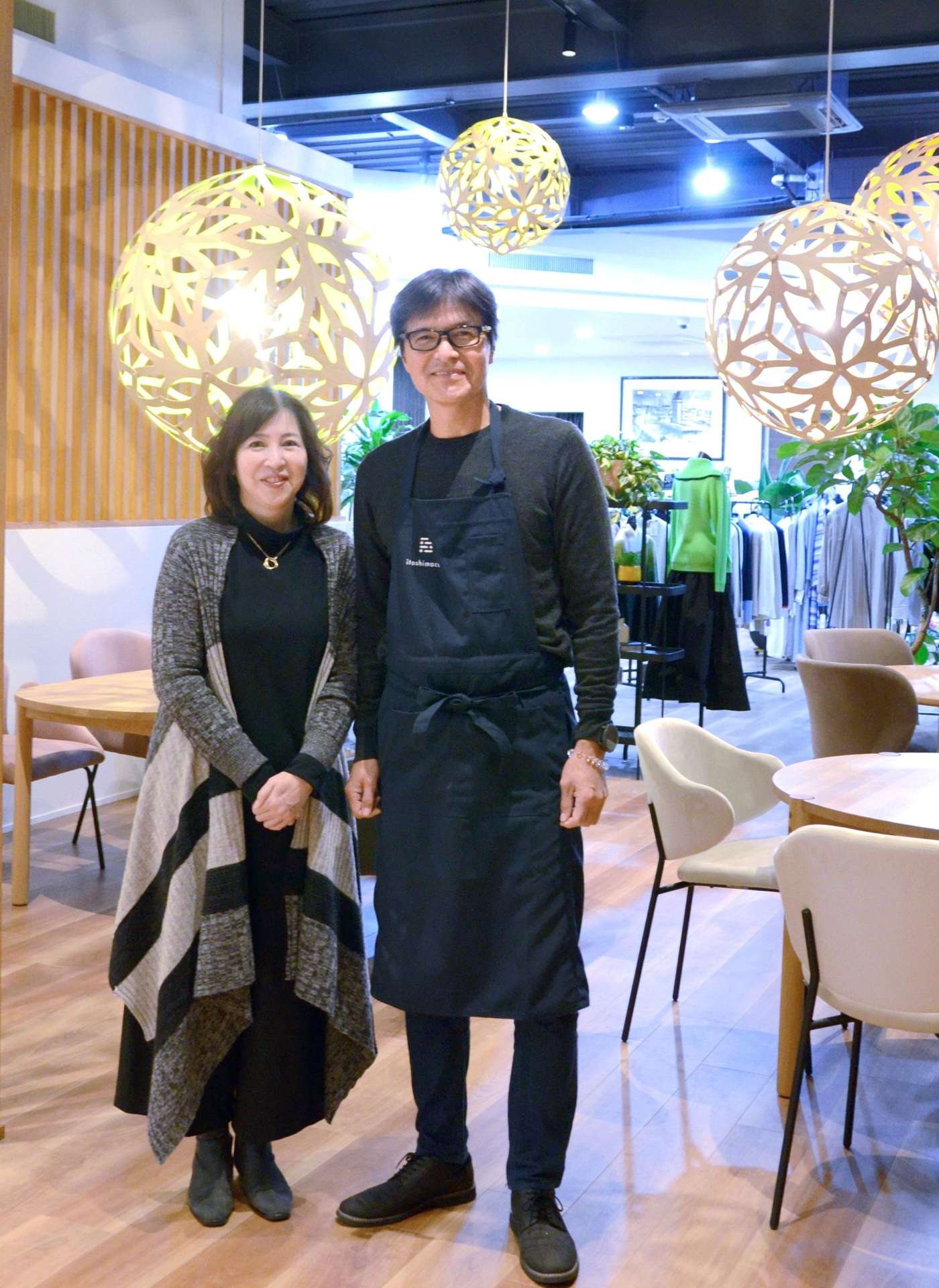 明治創業の婦人服店の一角にカフェ「ｉｔｏｓｈｉｍａｃｃｏ」を開いた田之上慶三郎さん、真喜子さん夫妻＝福岡県糸島市