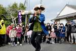 無病息災などを願い勢いよく竹筒を回す担ぎ手＝７日、指宿市山川浜児ケ水