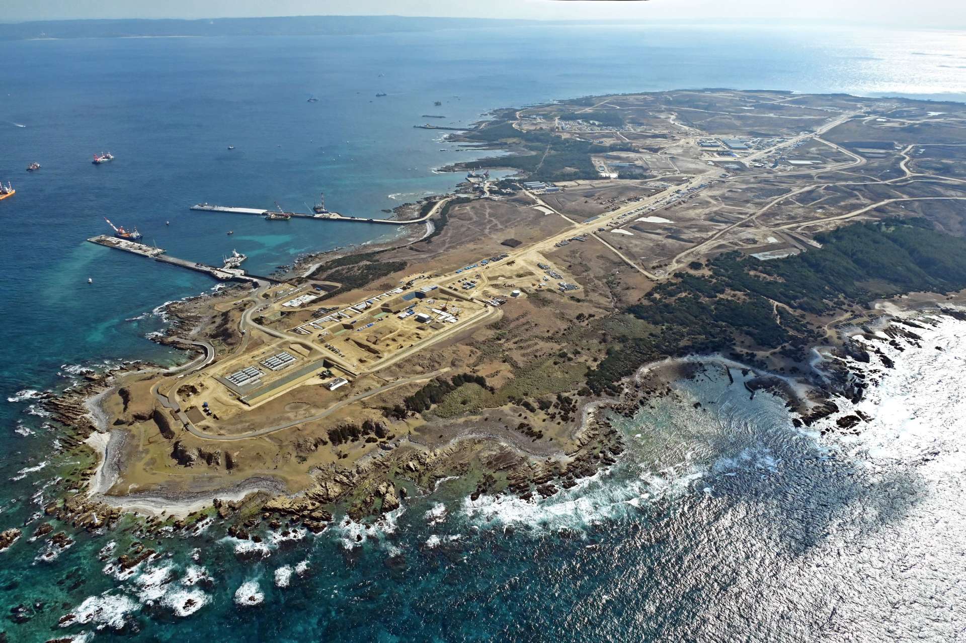 自衛隊基地整備が進む馬毛島＝８日、西之表市の馬毛島上空（本社チャーター機から）