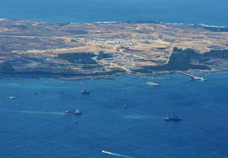 港湾施設の整備が進む馬毛島東部の沿岸＝８日、本社チャーター機から