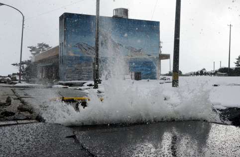 〈関連〉地面が割れた港。波が地下を通り、隙間から水しぶきが上がる＝１月２５日午後、石川県珠洲市飯田町