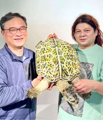 サツマムカシウミガメのフィギュアを製作した海洋堂造形師の古田悟郎さん（右）と。絶滅した同時代のカメを参考に推定復元した