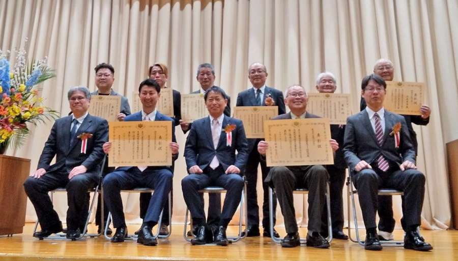 鳥獣の利活用で農林水産大臣賞を受賞した屋久鹿ジビエ王国の関係者（前列左から２人目）＝１５日、東京（鹿児島県提供）